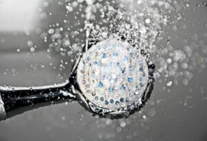 Ducha con agua tratada a través de descalcificador génesis sin sal